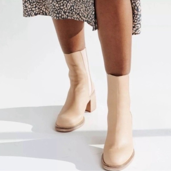 Free People heeled Chelsea Bootie in beige - Picture 2 of 7